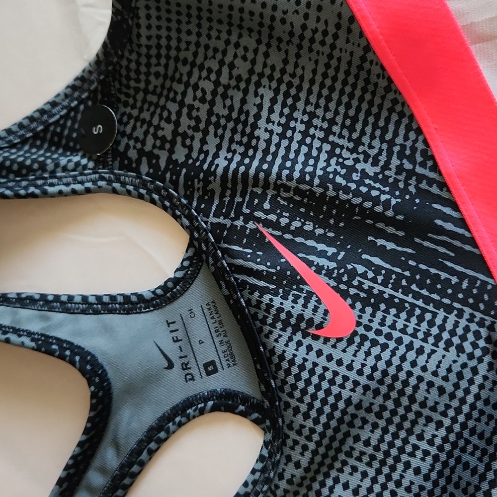 Nike sports bra size small